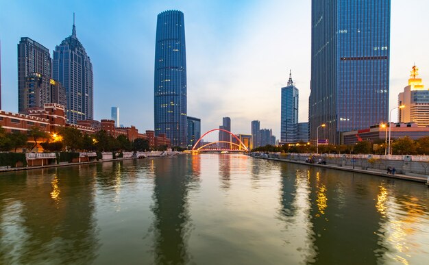 Schöne Nachtansicht der Stadt in Tianjin, China