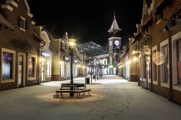 Schöne Nachtlandschaft der Winterstraße mit Turmuhr