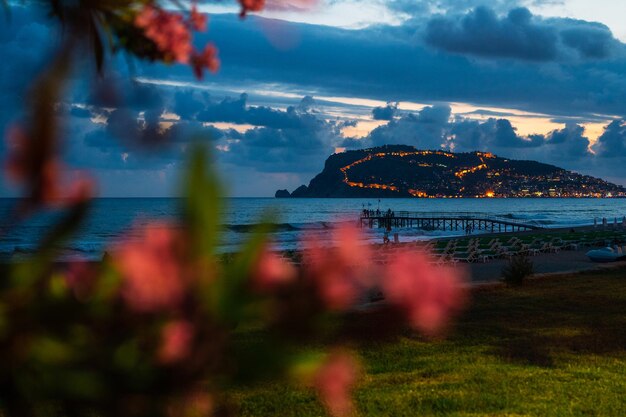 Foto schöne nachtszene am strand von alanya in der türkei