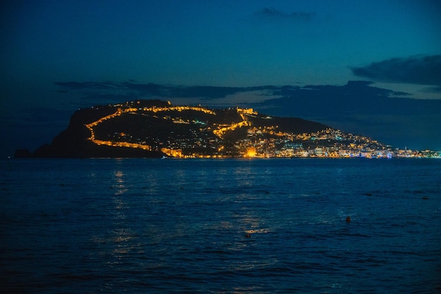 Schöne Nachtszene am Strand von Alanya in der Türkei