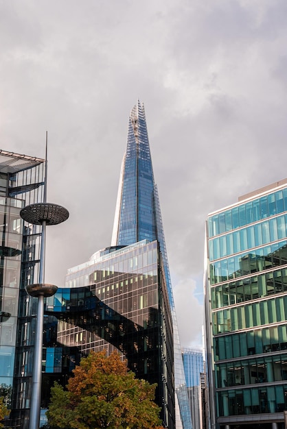 Schöne Nahaufnahme des Wolkenkratzers Shard in London, UK.