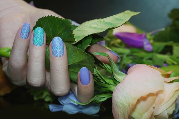 Foto schöne nail art maniküre mit blumen. nageldesigns. nagelpflege und maniküre.