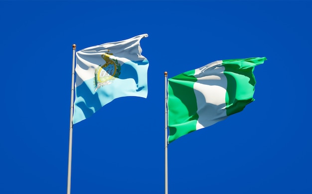 Schöne Nationalflaggen von San Marino und Nigeria zusammen auf blauem Himmel