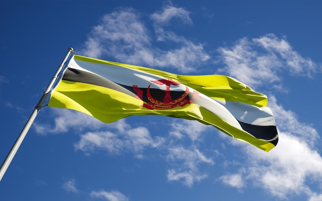 Schöne Nationalstaatsflagge von Brunei, die am Himmelhintergrund flattert.