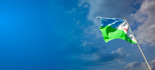 Schöne Nationalstaatsflagge von Dschibuti auf blauem Himmel