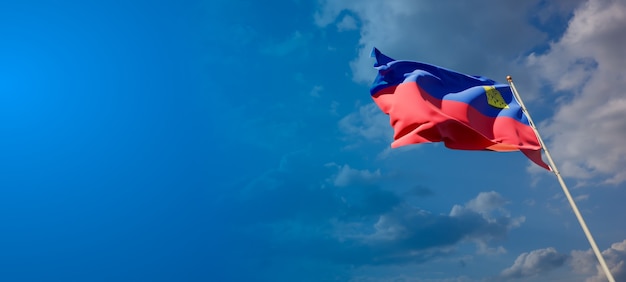 Schöne Nationalstaatsflagge von Liechtenstein mit Leerzeichen auf breitem Hintergrund