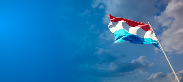 Schöne Nationalstaatsflagge von Luxemburg mit Leerzeichen auf breitem Hintergrund