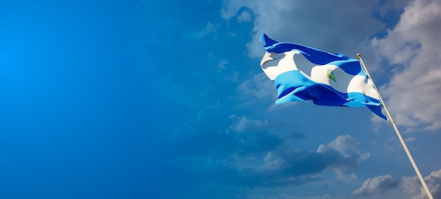Schöne Nationalstaatsflagge von Nicaragua mit Leerzeichen auf breitem Hintergrund