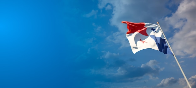 Schöne Nationalstaatsflagge von Panama auf blauem Himmel