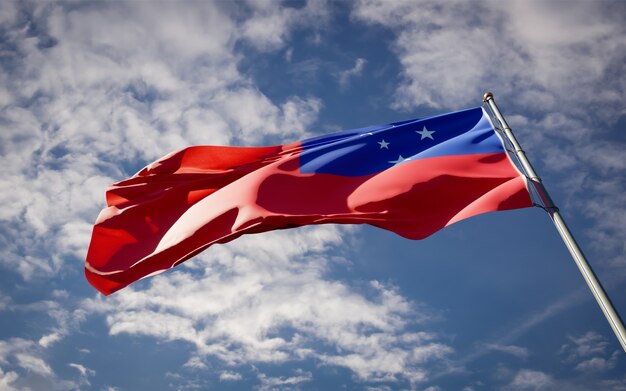 Schöne Nationalstaatsflagge von Samoa, die auf blauem Himmel flattert