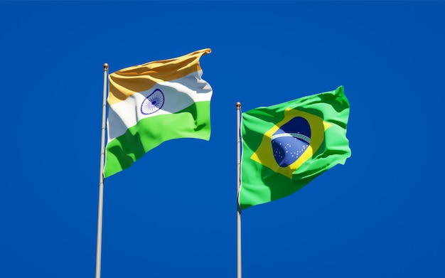 Schöne Nationalstaatsflaggen von Brasilien und Indien zusammen auf blauem Himmel