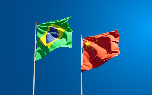 Schöne Nationalstaatsflaggen von China und Brasilien zusammen am Himmel