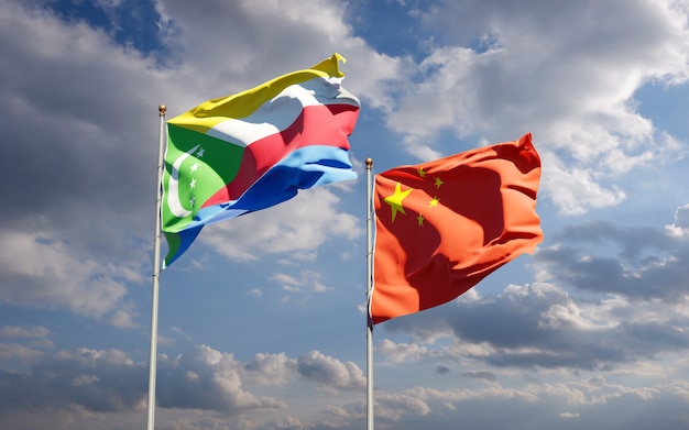 Schöne Nationalstaatsflaggen von China und Komoren zusammen am Himmel