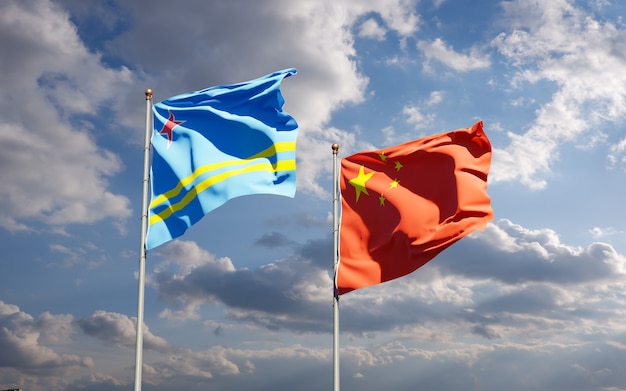 Schöne Nationalstaatsflaggen von China und von Aruba zusammen am Himmel