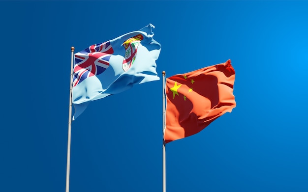Schöne Nationalstaatsflaggen von Fidschi und China zusammen am Himmel. 3D-Grafikkonzept.