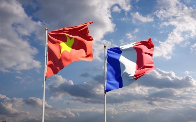 Schöne Nationalstaatsflaggen von Frankreich und Vietnam zusammen am Himmel