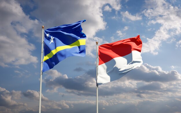 Schöne Nationalstaatsflaggen von Indonesien und Curacao zusammen auf blauem Himmel