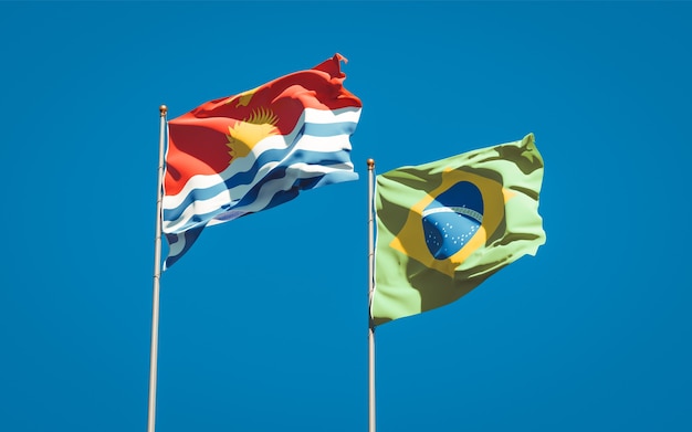 Schöne Nationalstaatsflaggen von Kiribati und Brasilien zusammen auf blauem Himmel