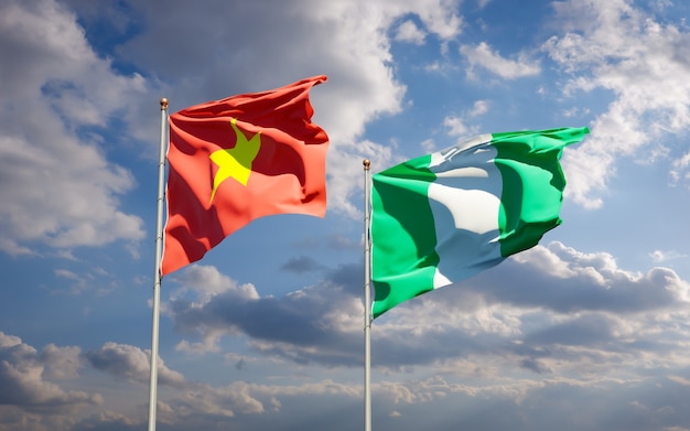 Schöne Nationalstaatsflaggen von Vietnam und von Nigeria zusammen auf blauem Himmel