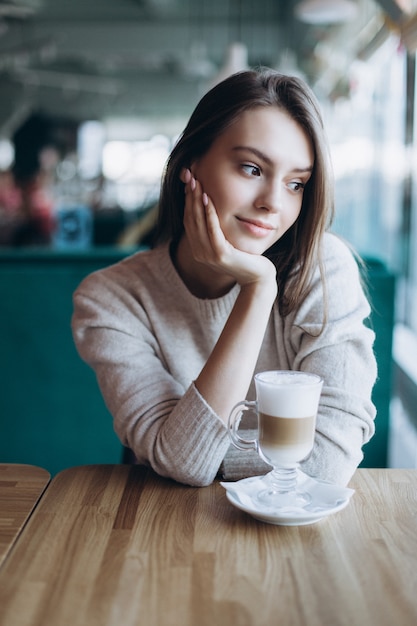 Schöne natürliche Frau in einem Café