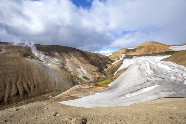 Schöne natürliche Umgebung auf dem Wanderweg von Landmannalaugar in Island