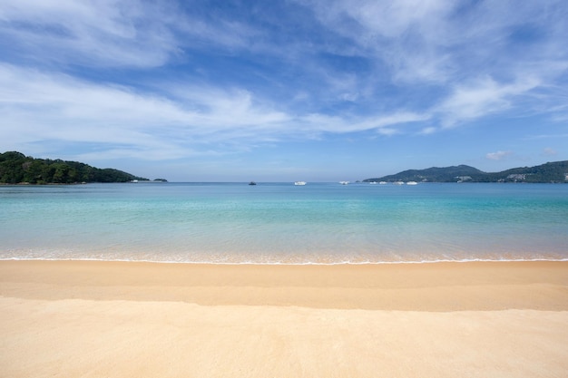 Schöne Natur der Andamanensee und der weiße Sandstrand am Patong Beach Phuket Island Thailand