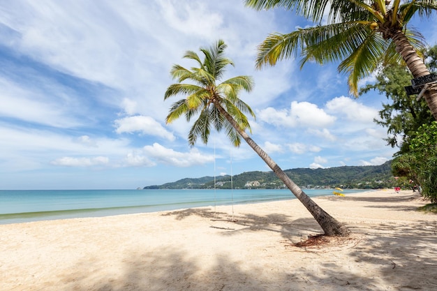 Schöne Natur der Andamanensee und der weiße Sandstrand am Patong Beach Phuket Island Thailand