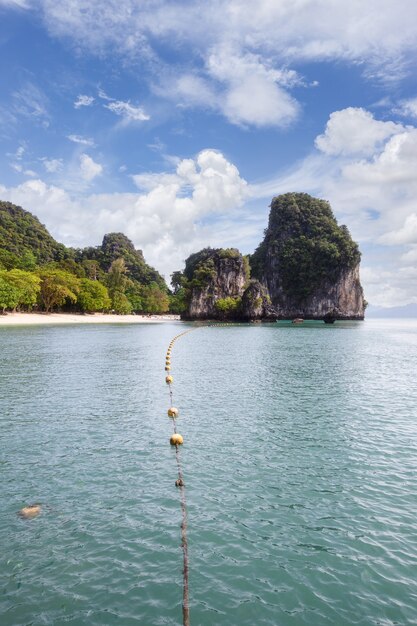 Schöne Natur der Inseln in der Andamanensee bei Ko Hong, Provinz Krabi, Thailand