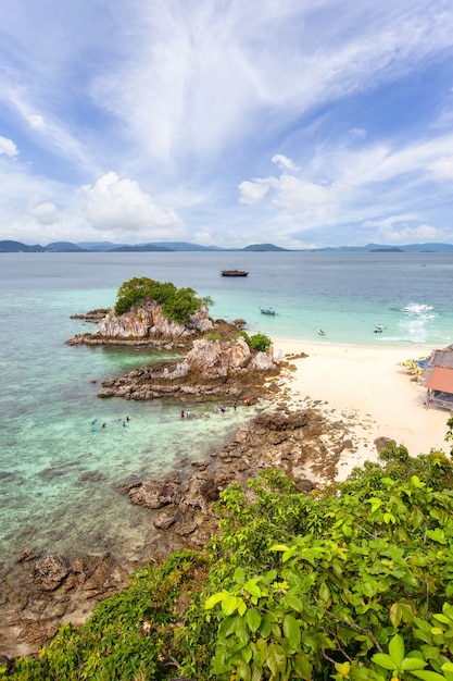 Schöne Natur der Inseln in der Andamanensee bei Koh Khai Nai, Provinz Phuket, Thailand