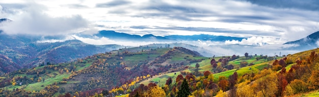 Schöne Natur der Karpaten in den Hügeln des Himmels, Wälder und ein kleines Dorf