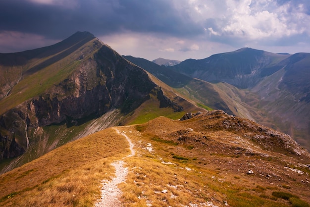 Schöne Natur der Sommerberglandschaft in Italien