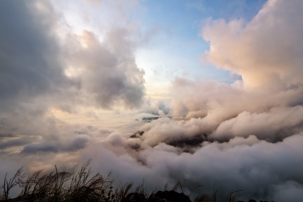 Schöne Natur Himmel Scape Wolke und Nebel bei Sonnenaufgang auf den Gipfelbergen im Winter im Phu Chi Fa Forest Park, Chiang Rai, Thailand