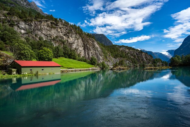 Schöne Natur Norwegen Naturlandschaft. Lovatnet-See.