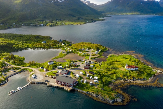 Schöne Natur Norwegen Naturlandschaft. Luftaufnahme des Campingplatzes zum Entspannen. Familienurlaubsreise, Urlaubsreise im Wohnmobil.