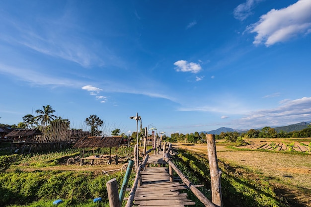 Schöne Natur- und Landschaftsansicht der Holzbrücke Ban Tai Lue Cafe im Pua-Distrikt nan.Nan ist eine ländliche Provinz im Norden Thailands, die an Laos grenzt