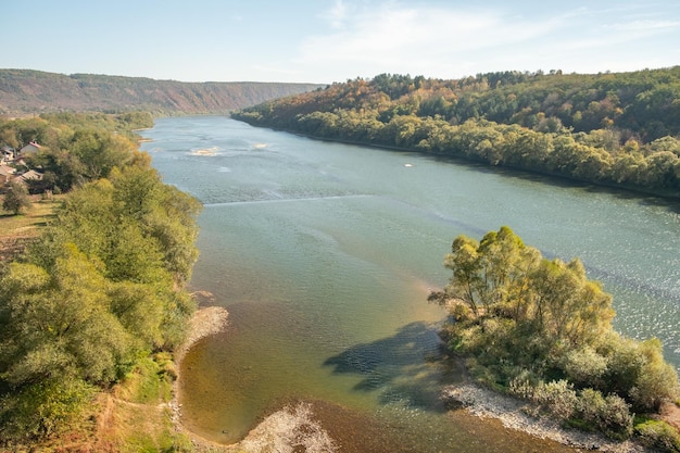 Schöne Naturkulisse des tropischen grünen Waldes des Flusses mit Hügeln im Hintergrund, Luftaufnahme, Drohnenaufnahme