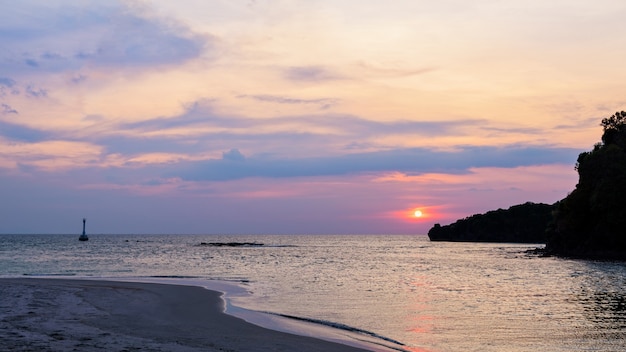 Schöne Naturlandschaft der bunten Sonne am Himmel am Strand der Insel Tarutao während des Sonnenuntergangs über der Andamanensee, Tarutao Nationalpark, Satun, Thailand, 16:9 Breitbild