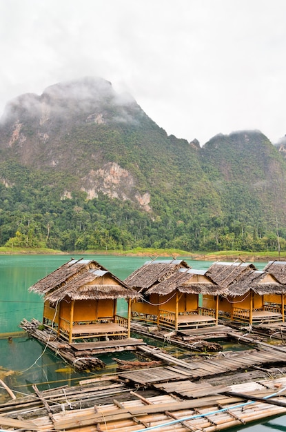 Schöne Naturlandschaft der grünen Berg- und Seebambushütte schwimmt in einer Reihe im Vintage-Landschaftsstil in einer Reihe an einem ruhigen Morgen, Reisen Sie nach Asien im Khao Sok Nationalpark, Surat Thani, Thailand