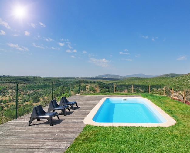 Schöne Naturlandschaft mit einem schönen Pool. An einem sonnigen Tag.