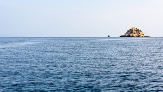 Schöne Naturlandschaft von Shark Island Divesite auf dem blauen Meer, kleine Felseninsel bei Ko Tao im Sommer ist eine berühmte Touristenattraktion im Golf von Thailand, Surat Thani, 16:9 Breitbild