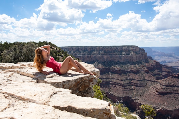 Schöne Naturlandschaftsfrau in Grand Canyon USA, die das nationale Wahrzeichen der Welt bereist