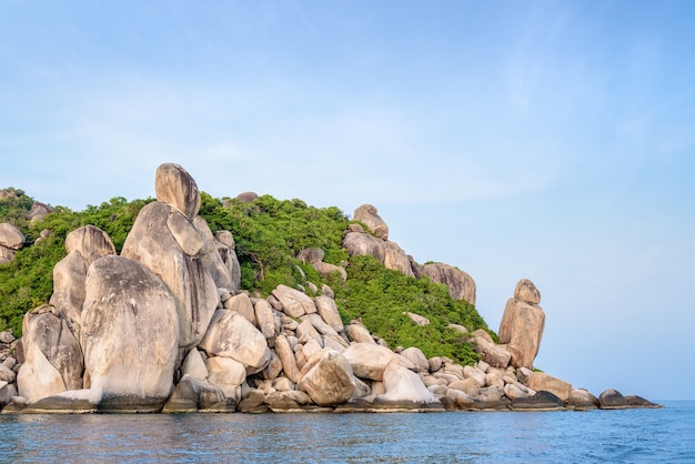 Schöne Naturlandschaftsgruppe exotischer Felsen von Buddha Point am Kap in der Nähe des John-Suwan-Aussichtspunkts unter dem blauen Himmel auf dem Meer im Sommer, die Insel Ko Tao ist eine Attraktion in Surat Thani, Thailand