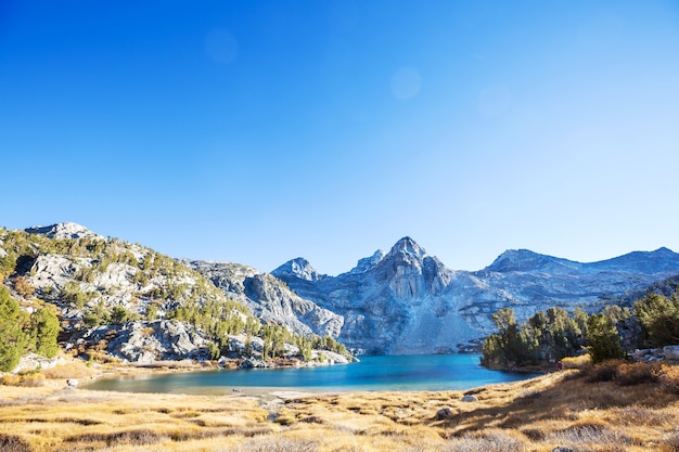 Schöne Naturszene in den Frühlingsbergen. Sierra Nevada Landschaften.