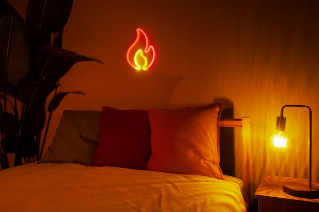 Foto schöne neonflamme im schlafzimmer