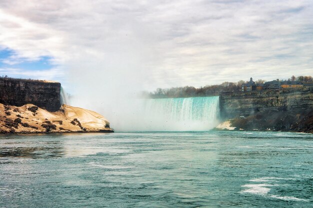 Schöne Niagarafälle von der amerikanischen Seite. Ein Blick auf American Falls und Bridal Veil Falls