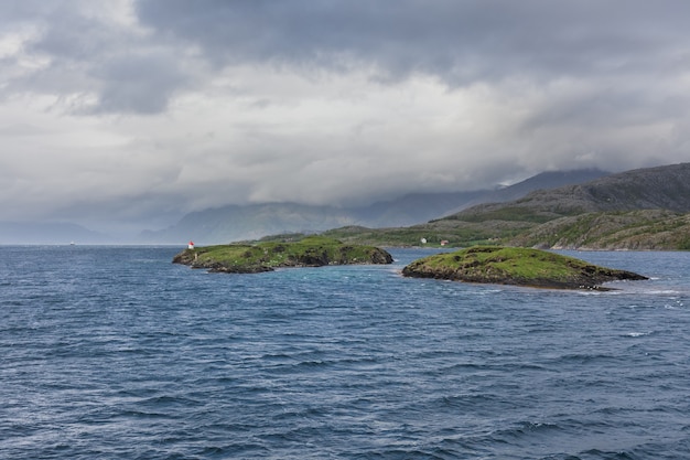 Schöne norwegische Landschaft. Blick auf die Fjorde. Norwegen ideale Fjordreflexion in klarem Wasser