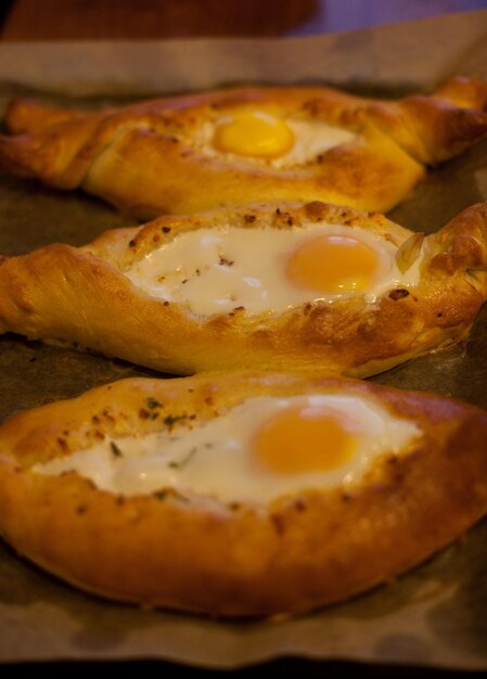 Schöne offene Kuchen khachapuri mit georgischer Küche des Eies