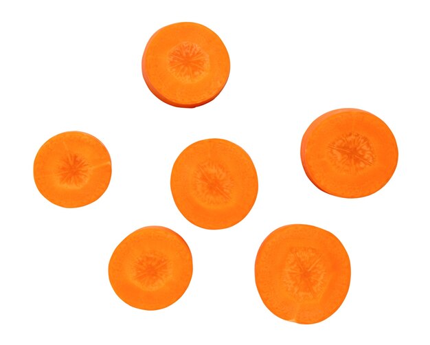 Schöne orangefarbene Karottenscheiben werden auf weißem Hintergrund mit Schnittweg isoliert