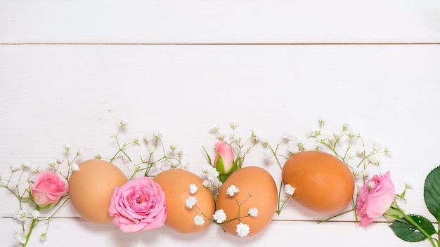 Schöne Osterkomposition aus Blumen und Eiern