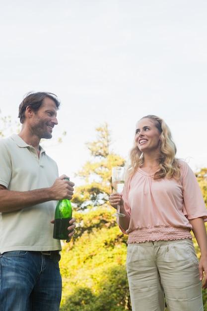 Schöne Paare, die Champagner zusammen haben